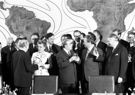 The visit of the Soviet Head of State and Party Leonid Brezhnev to Bonn from 18-22 May 1973 was a step towards easing tensions in the East-West relationship by Willy Brandt. Picture centre: Willy Bran...