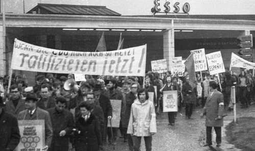 The peace movement's 1972 spring campaign addressed the public primarily with the demand for ratification of the Eastern treaties on 1. 4. 1972. Gelsenkirchen
