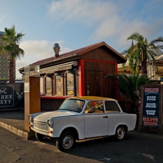 Trabi at a snack bar with palm trees at the egg cooling house