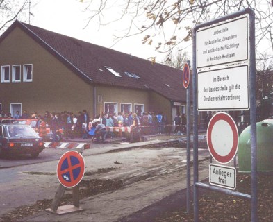 Gymnasium were also used. Immigrants and foreign refugees in North Rhine-Westphalia on 28. 10. 1988 in Unna-Massen. Since the sleeping accommodations were not sufficient