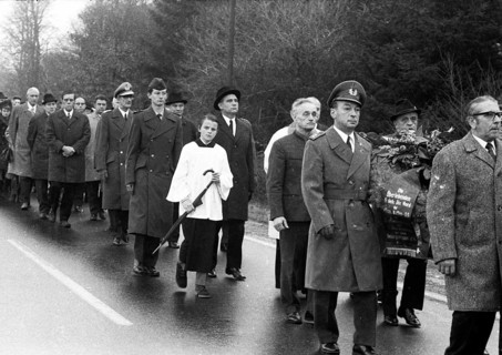 A meeting of the traditional associations of the Waffen- SS to honour their dead of the 6th SS Division North on 14. 11. 1971 in Hunrueck was accompanied by the Bundeswehr with officers and a squad of...