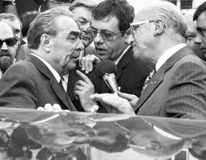 The visit of the Soviet Head of State and Party Leonid Brezhnev to Bonn from 18-22 May 1973 was a step towards easing tensions in East-West relations by Willy Brandt. Leonid Brezhnev at Gymnich Castle...