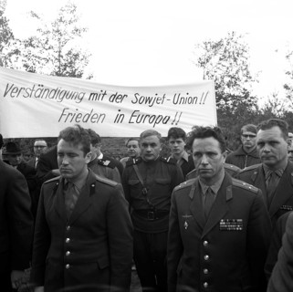 Soldiers and officers of the USSR Red Army were guests at the traditional tribute to soldiers killed in Nazi captivity at Blumen fuer Stukenbrock. Members of the Red Army