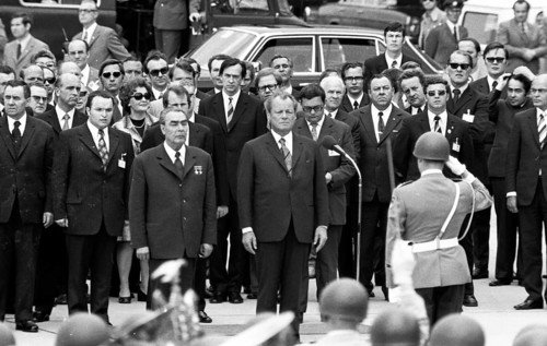 The visit of CPSU party leader Leonid Brezhnev to the Federal Republic of Germany - here in Cologne-Bonn on 22 May 1973 - is concluded with full military honours by Federal Chancellor Willy Brandt. Wi...
