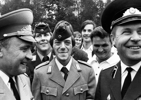 Leftists and the peace movement laid flowers for Stukenbrock at the graves of Soviet war victims of the Nazi regime as a sign of reconciliation here on 4. 9. 1971 in Stukenbrock near Bielefeld. Recrui...
