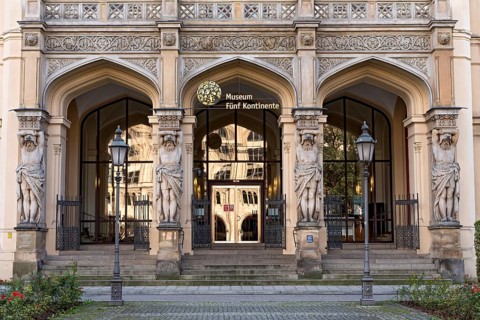 Portal and loggia with monumental atlases of the Museum Fuenf Kontinente