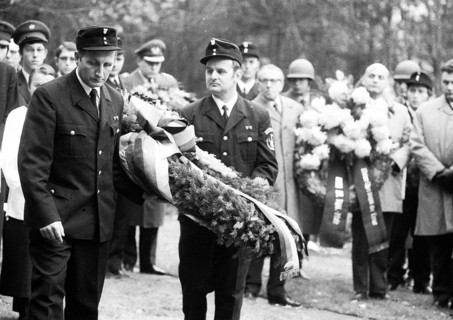 A meeting of the traditional associations of the Waffen- SS to honour their dead of the 6th SS Division North on 14. 11. 1971 in Hunrueck was accompanied by the Bundeswehr with officers and a squad of...