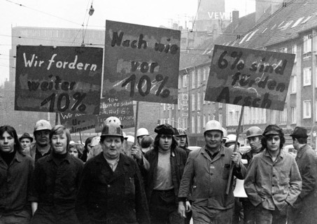 About 4000 steelworkers of Hoesch AG Westfalenhuette demonstrated on 14 January 1972