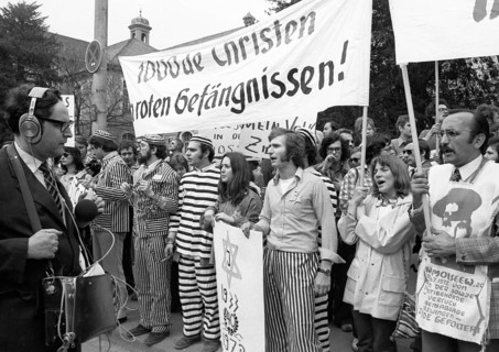 The visit of the Soviet head of state and party Leonid Brezhnev to Bonn from 18-22 May 1973 was a step towards easing tensions in the East-West relationship by Willy Brandt. Demo of friends and oppone...