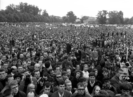 Many thousands of people gathered in Bonn on 11. 5. 1968 for the March on Bonn to protest against the emergency laws