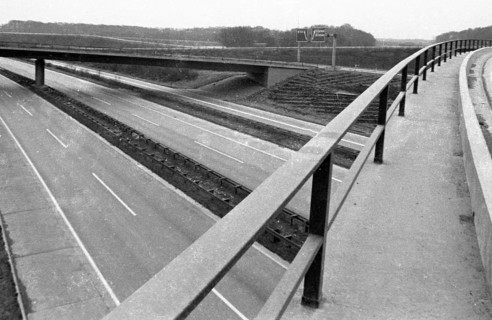 The 2nd carless Sunday on 1. 12. 1973 in the Ruhr area. At the Kamen intersection near Duisburg