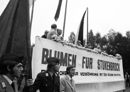 Left and peace movement committed flowers for Stukenbrock at the graves of Soviet war victims of the Nazi regime as a sign of reconciliation here on 4. 9. 1971 in Stukenbrock near Bielefeld