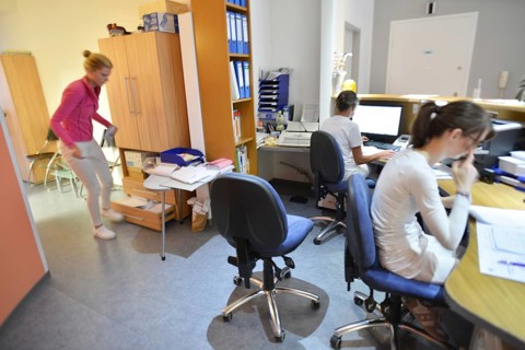 This internist in the centre of a larger city works mainly as a family doctor. The photo shows: The work of the team of medical assistants in the reception
