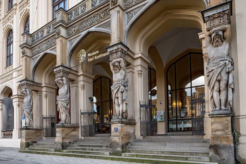 Portal and loggia with monumental atlases of the Museum Fuenf Kontinente