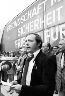 The visit of the Soviet head of state and party Leonid Brezhnev to Bonn from 18-22 May 1973 was a step towards easing tensions in the East-West relationship by Willy Brandt. Demo of friends and oppone...