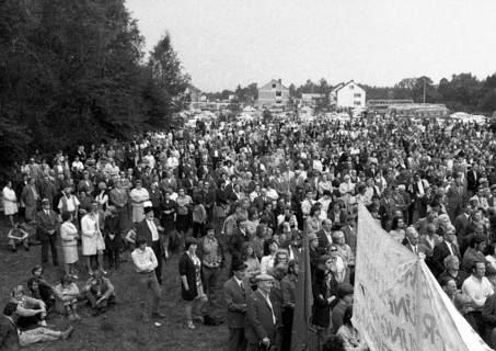 Left and peace movement committed flowers for Stukenbrock at the graves of Soviet war victims of the Nazi regime as a sign of reconciliation here on 4. 9. 1971 in Stukenbrock near Bielefeld