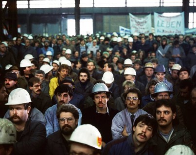 Du-Rheinhausen. Steelworkers of the Krupp steelworks fight for their jobs in 1987 and occupied the Rhine bridge
