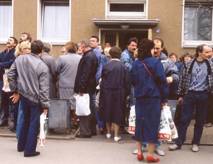 Gymnasium were also used. Immigrants and foreign refugees in North Rhine-Westphalia on 28. 10. 1988 in Unna-Massen. Since the sleeping accommodations were not sufficient