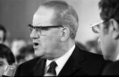 The Election Night 1969 on 28. 9. 1969 in Bonn . Journalists besiege SPD politician Herbert Wehner