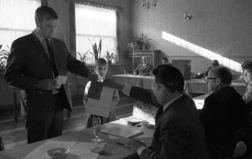 The 1969 federal election here on 28. 9. 1969 at a polling station in a district of Dortmund