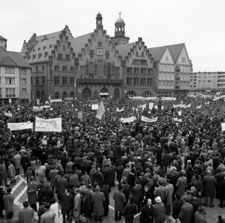 The Congress Emergency of Democracy was a first significant manifestation of trade unions and other democratic forces against the emergency laws on 30. 10. 1966 at the Roemer in Frankfurt/M