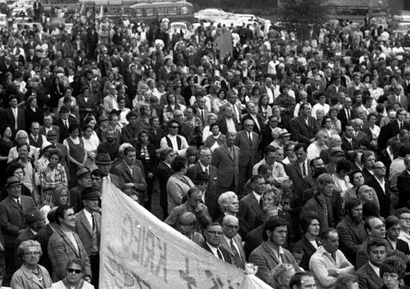 Left and peace movement committed flowers for Stukenbrock at the graves of Soviet war victims of the Nazi regime as a sign of reconciliation here on 4. 9. 1971 in Stukenbrock near Bielefeld