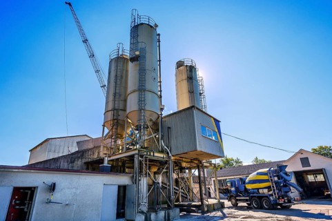 Steel silos and shovel crane