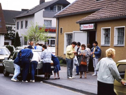 Gymnasium were also used. Immigrants and foreign refugees in North Rhine-Westphalia on 28. 10. 1988 in Unna-Massen. Since the sleeping accommodations were not sufficient