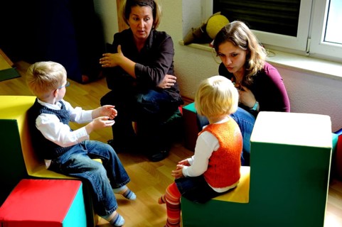 These former twin premature babies are cared for by the therapists in the practice for occupational therapy in order to improve their gross and fine motor skills in a child-friendly and playful manner