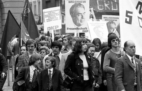The visit of the Soviet head of state and party Leonid Brezhnev to Bonn from 18-22 May 1973 was a step towards easing tensions in the East-West relationship by Willy Brandt. Demo of friends and oppone...