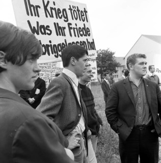 The shooting of Cologne sailors Max Reichspietsch and Albin Koebes on 5 September 1917 in Cologne-Wahn for mutiny prompted youth associations to protest and lay a wreath in commemoration after 50 year...