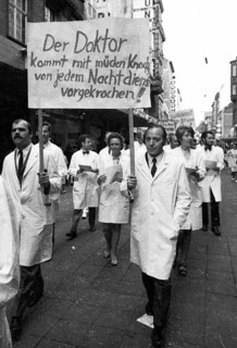 Hospital doctors demonstrated in Dortmund for higher salaries and against time overload in the service on 23 September 1971
