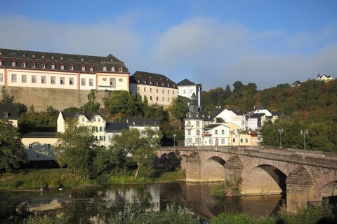 Castle and historic Old Lahn Bridge