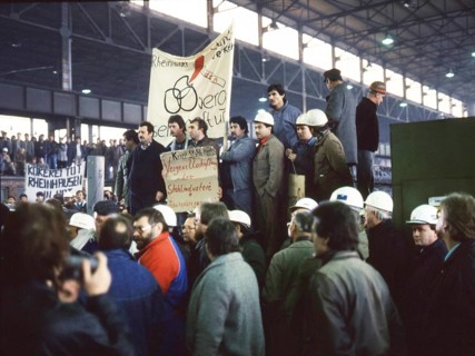 Du-Rheinhausen. Steelworkers of the Krupp steelworks fight for their jobs in 1987 and occupied the Rhine bridge