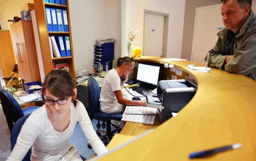 This internist in the centre of a larger city works mainly as a family doctor. The photo shows: The work of the team of medical assistants in the reception