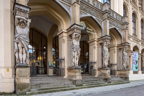 Portal and loggia with monumental atlases of the Museum Fuenf Kontinente