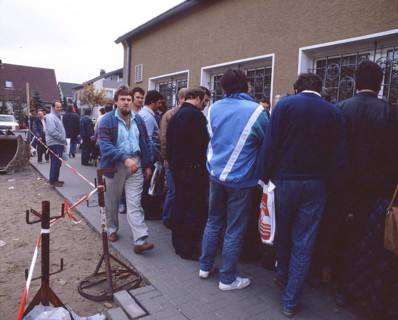Gymnasium were also used. Immigrants and foreign refugees in North Rhine-Westphalia on 28. 10. 1988 in Unna-Massen. Since the sleeping accommodations were not sufficient