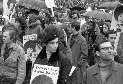 The peace movement's 1972 spring campaign addressed the public primarily with the demand for ratification of the Eastern treaties on 1. 4. 1972