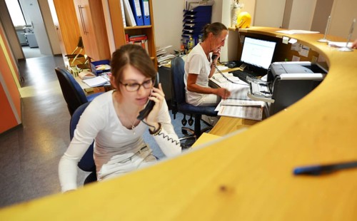 This internist in the centre of a larger city works mainly as a family doctor. The photo shows: The work of the team of medical assistants in the reception
