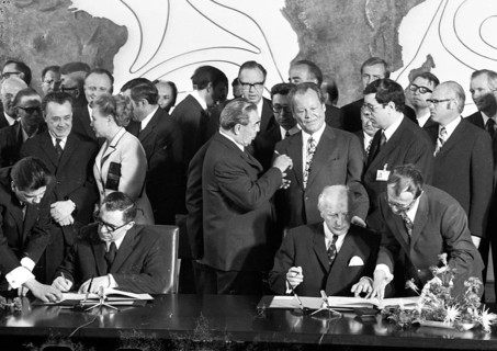 The visit of the Soviet head of state and party leader Leonid Brezhnev to Bonn from 18-22 May 1973 was a step towards easing tensions in Willy Brandt's East-West relations. At the table at the signing...