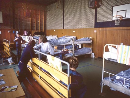 Gymnasium were also used. Immigrants and foreign refugees in North Rhine-Westphalia on 28. 10. 1988 in Unna-Massen. Since the sleeping accommodations were not sufficient