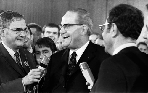 The Election Night 1969 on 28. 9. 1969 in Bonn . Journalists besiege SPD politician Herbert Wehner