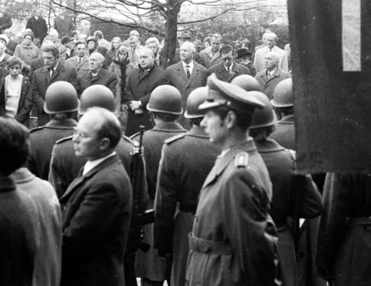 A meeting of the traditional associations of the Waffen- SS to honour their dead of the 6th SS Division North on 14. 11. 1971 in Hunrueck was accompanied by the Bundeswehr with officers and a squad of...