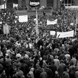 The Congress Emergency of Democracy was a first significant manifestation of trade unions and other democratic forces against the emergency laws on 30. 10. 1966 at the Roemer in Frankfurt/M