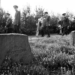 Soldiers and officers of the USSR Red Army were guests at the traditional tribute to soldiers killed in Nazi captivity at Blumen fuer Stukenbrock. Members of the Red Army