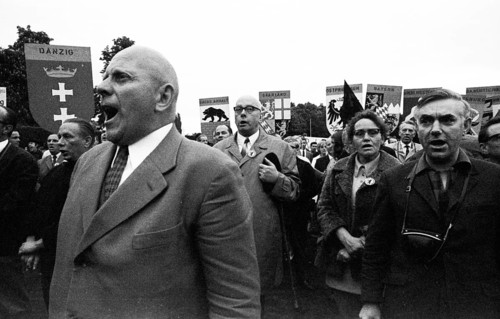 The second meeting of Federal Chancellor Willy Brandt with GDR MP Willi Stoph on 21 May 1971 in Kassel was accompanied by a large number of statements for and against the Brandt government's policy of...