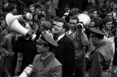 The second meeting of Chancellor Willy Brandt with GDR MP Willi Stoph on 21 May 1971 in Kassel was accompanied by a large number of statements for and against the Brandt government's policy of detente...