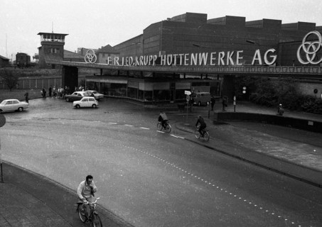 Shift change at Krupphuettenwerke AG on 14. 9. 1971 in Rheinhausen