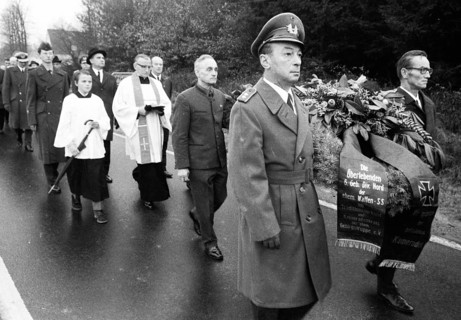 A meeting of the traditional associations of the Waffen- SS to honour their dead of the 6th SS Division North on 14. 11. 1971 in Hunrueck was accompanied by the Bundeswehr with officers and a squad of...