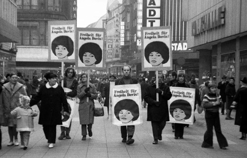 Collection of signatures and protest for the release of US-saenger Angela Davis on 22. 1. 1972 on the Dortmunder Westenhellweg